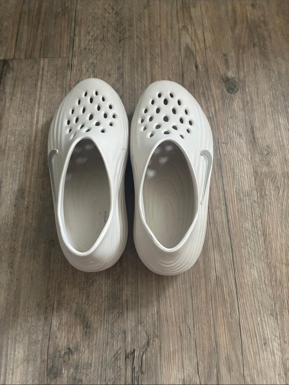 Nike Slip-On Foam Clogs in Cream with Silver Swoosh - Picture 4 of 6